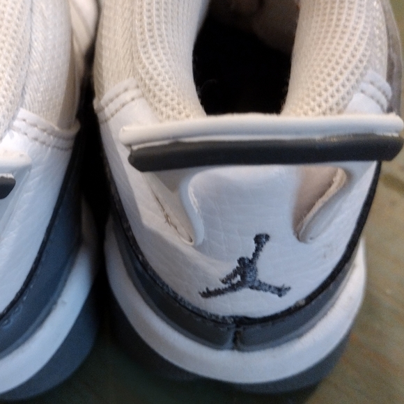 Boy's Jordans sneakers with Velcro ties, size 7C, gray and white. - Picture 8 of 10